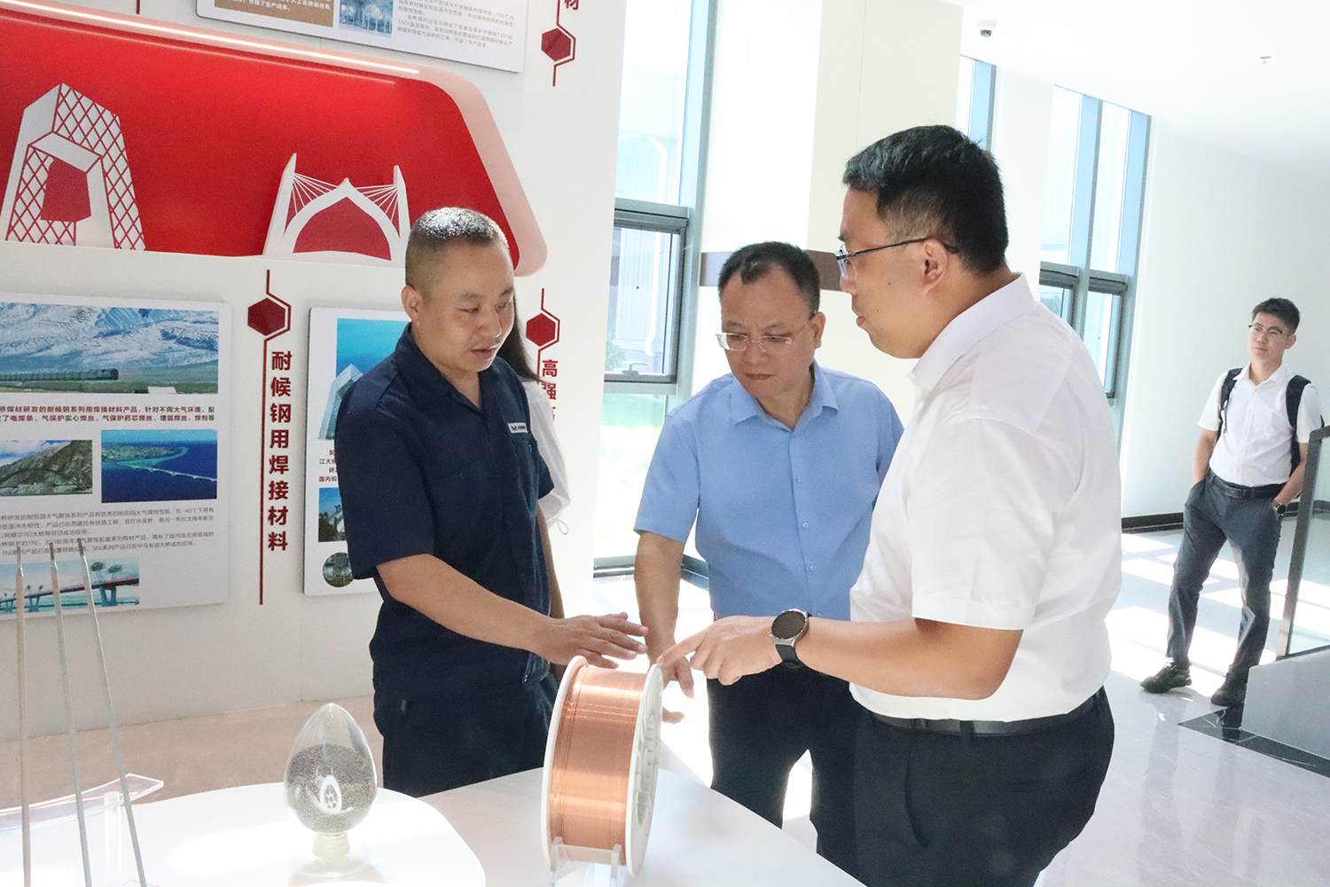 防城港市副市长禤东一行 走进bevictor伟德科技公司调研